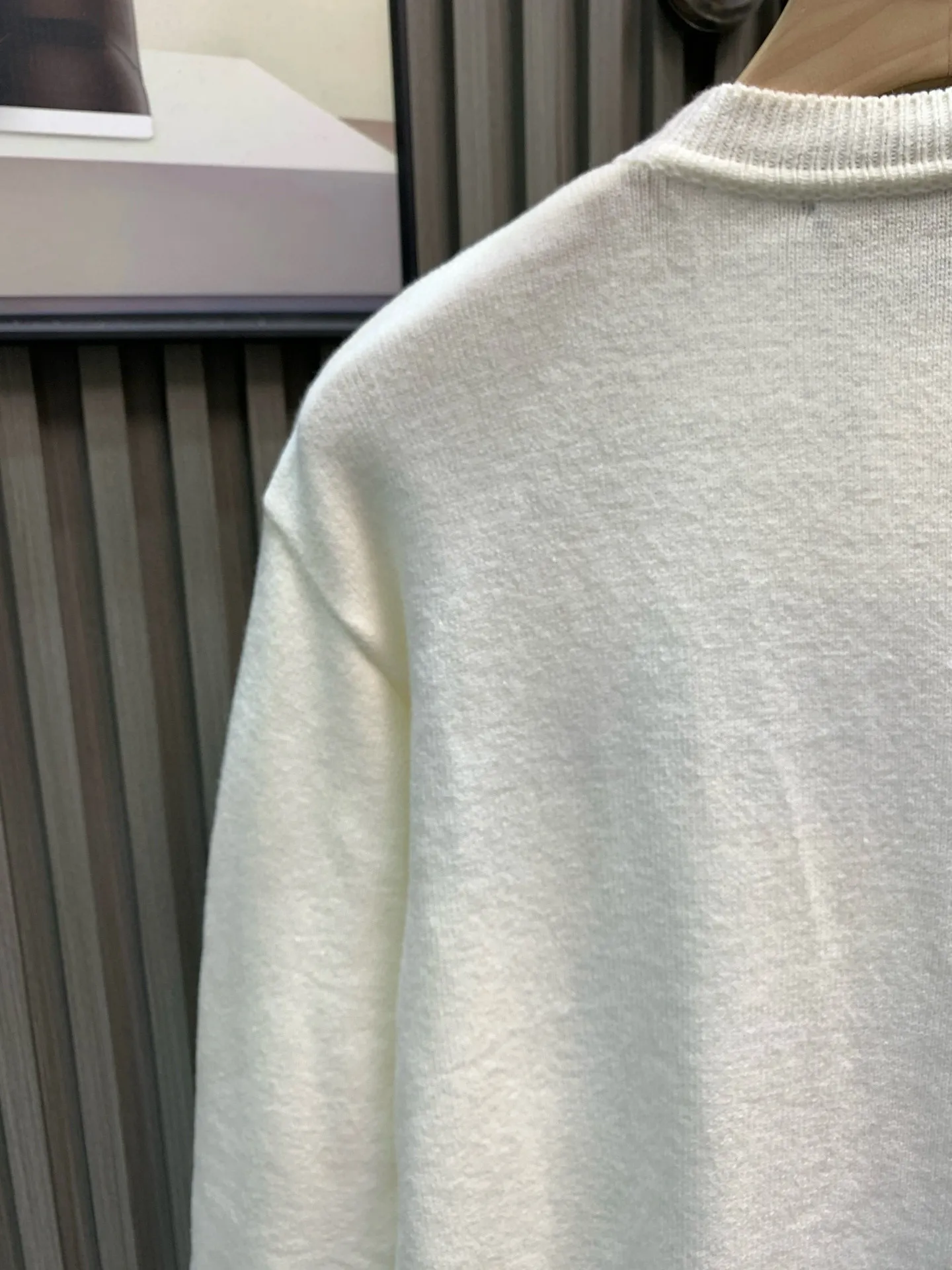 🅿️440 🀄️ Louis Vuitton 𝗟𝗢𝗨𝗜𝗦 𝗩𝗨𝗜𝗧𝗧𝗢𝗡 Intarsia plush crew neck sweater. A must-have human face sweater to summon the gods and goddesses. Both the material and design are high-end. The main body material is made of 100 cotton wool. It feels super soft and waxy. The color scheme is made of cashmere and wool blends. The position of the intarsia will be more hairy. There are 6 colors in total. The intarsia machine imported from Japan is made by Shima Seiki. This intarsia pattern is very difficult. There are more than 20 yarn feeders and dozens of yarns to make a pattern. The loss is huge and the process technology requirements are high. The key is that every color is colored spinning. The upper body is super fashionable and stylish. It must be worn~